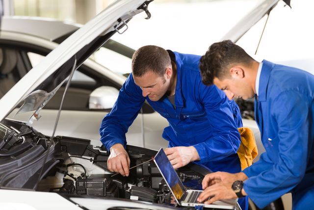 auto-mechanic-and-technician using auto body shop software